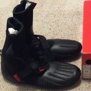 Heat round toe neoprene bootie